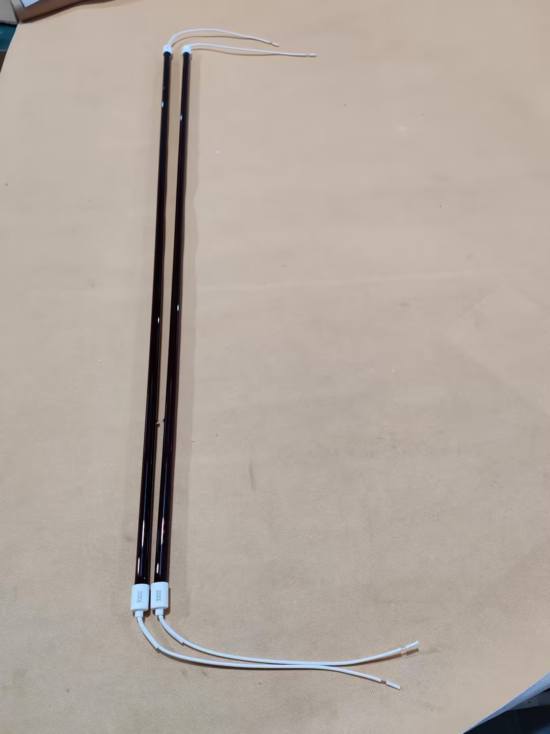Lampă de încălzire cu infraroșu îndepărtat din fibră de carbon de înaltă calitate 1260mm 2500w tub de căldură IR